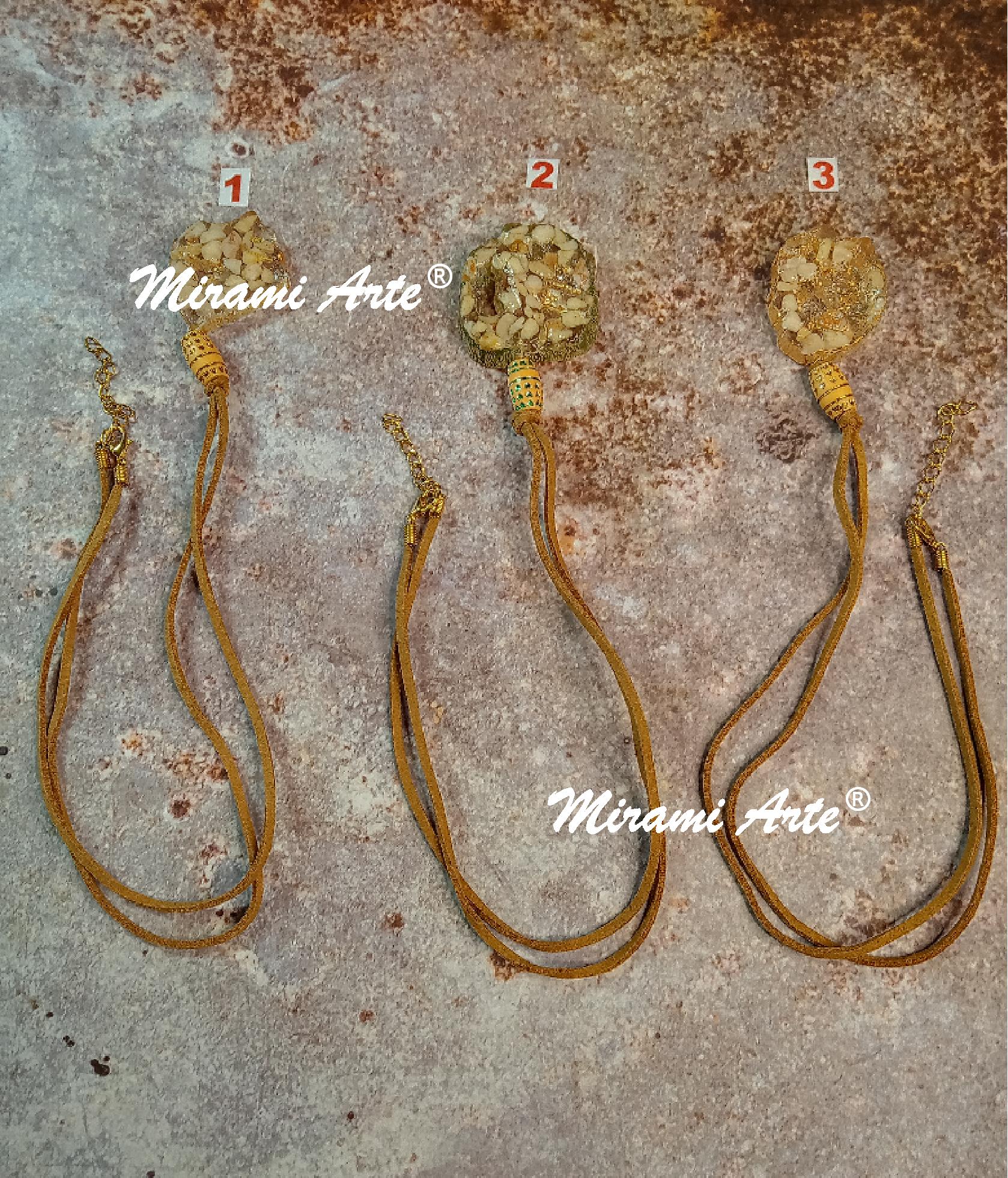 Medallón Piedras en Resina Transparente