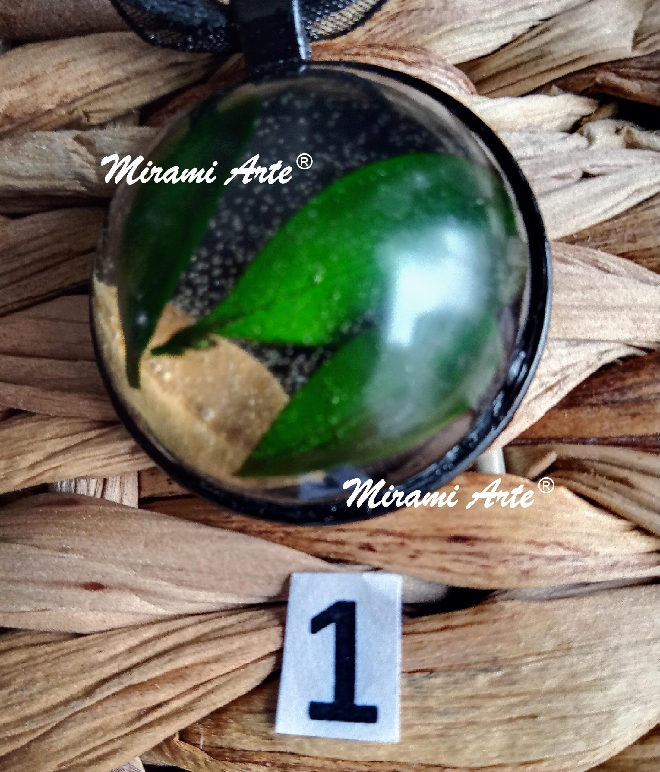 Colgante en resina transparente con hojitas naturales verde/café - Imagen 2