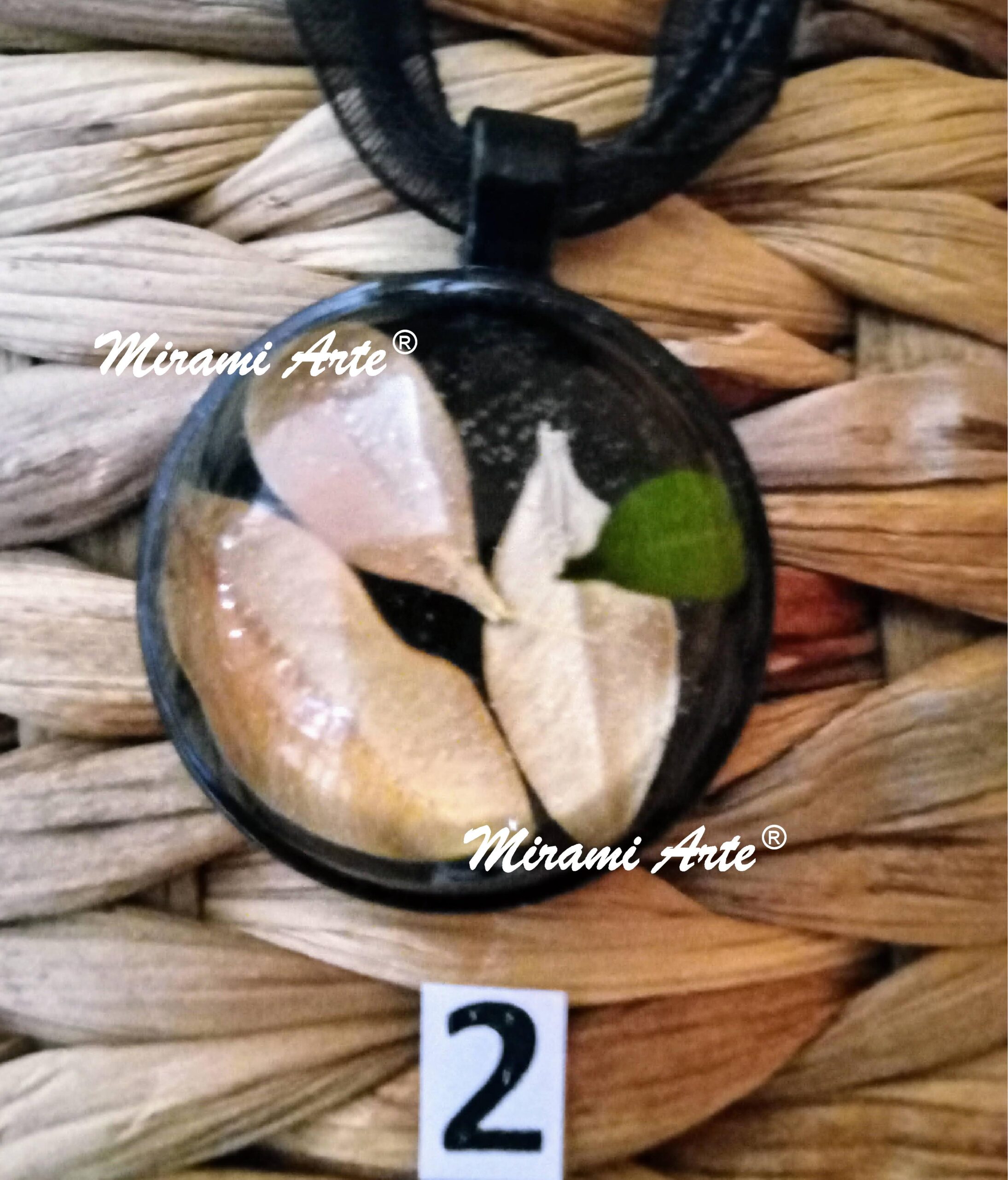 Colgante en resina transparente con hojitas naturales verde/café - Imagen 3