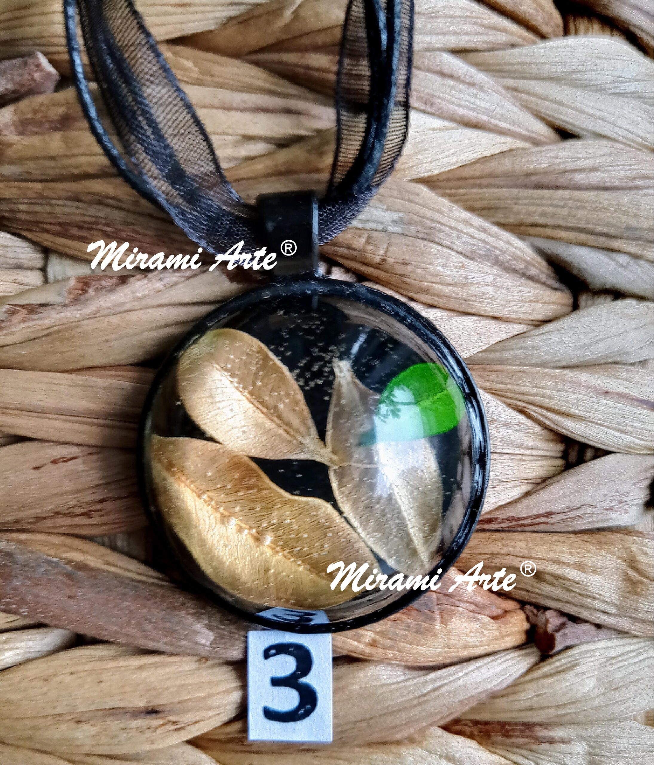 Colgante en resina transparente con hojitas naturales verde/café - Imagen 4